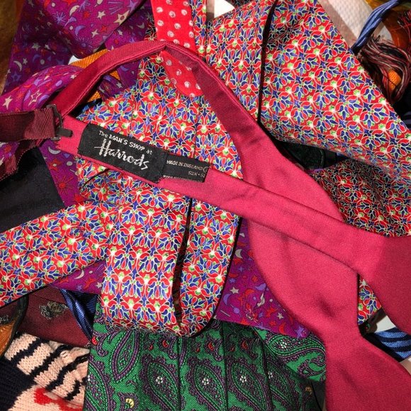 The Metropolitan Museum of Art rich art red blue 100% silk Tile print tie EUC - Picture 3 of 4